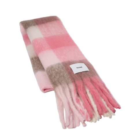 Bufanda Nucira rosa degradado — vista en percha con detalle de flecos