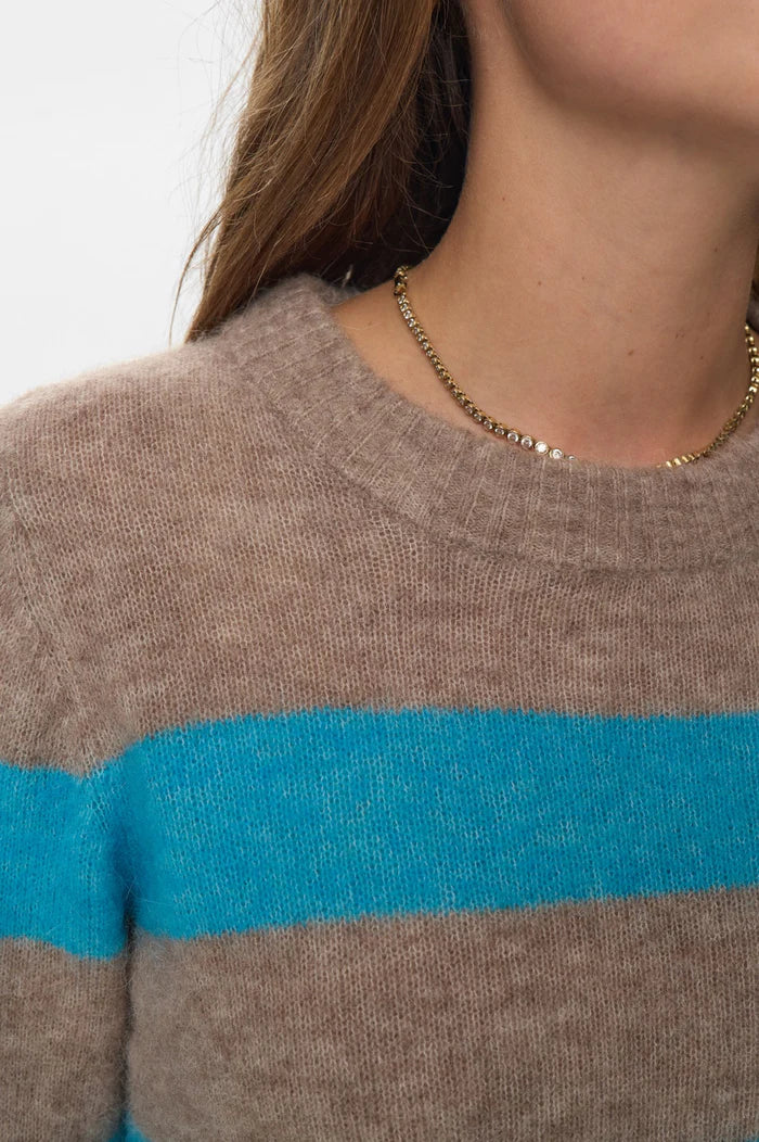 Jersey de rayas anchas con cuello polo en color Aquarius — vista frontal