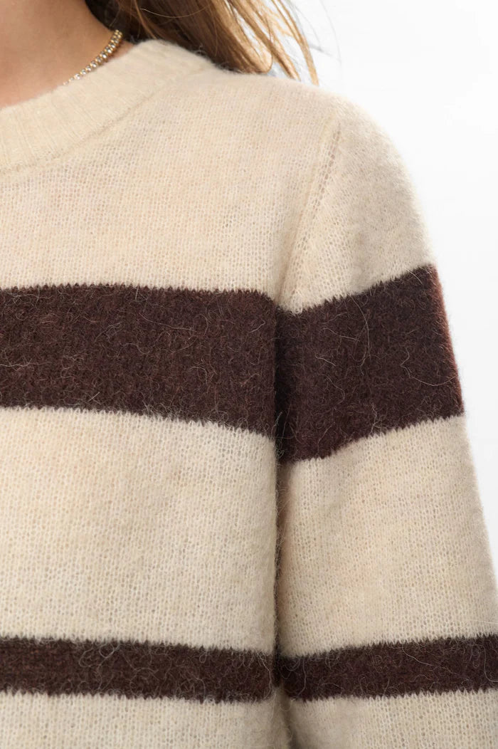 Jersey de rayas anchas con cuello polo en color Black Coffee — vista frontal