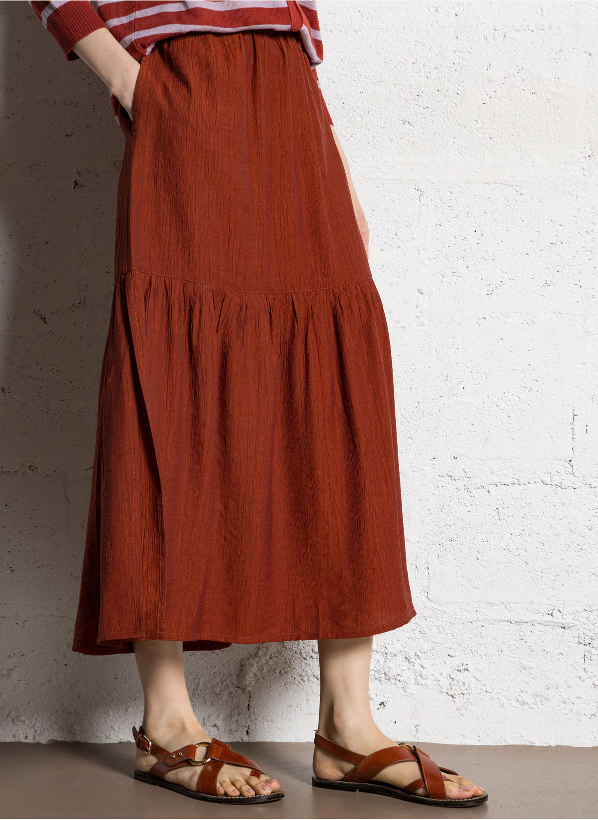 Falda Nice Things con volante de bambula en terracota