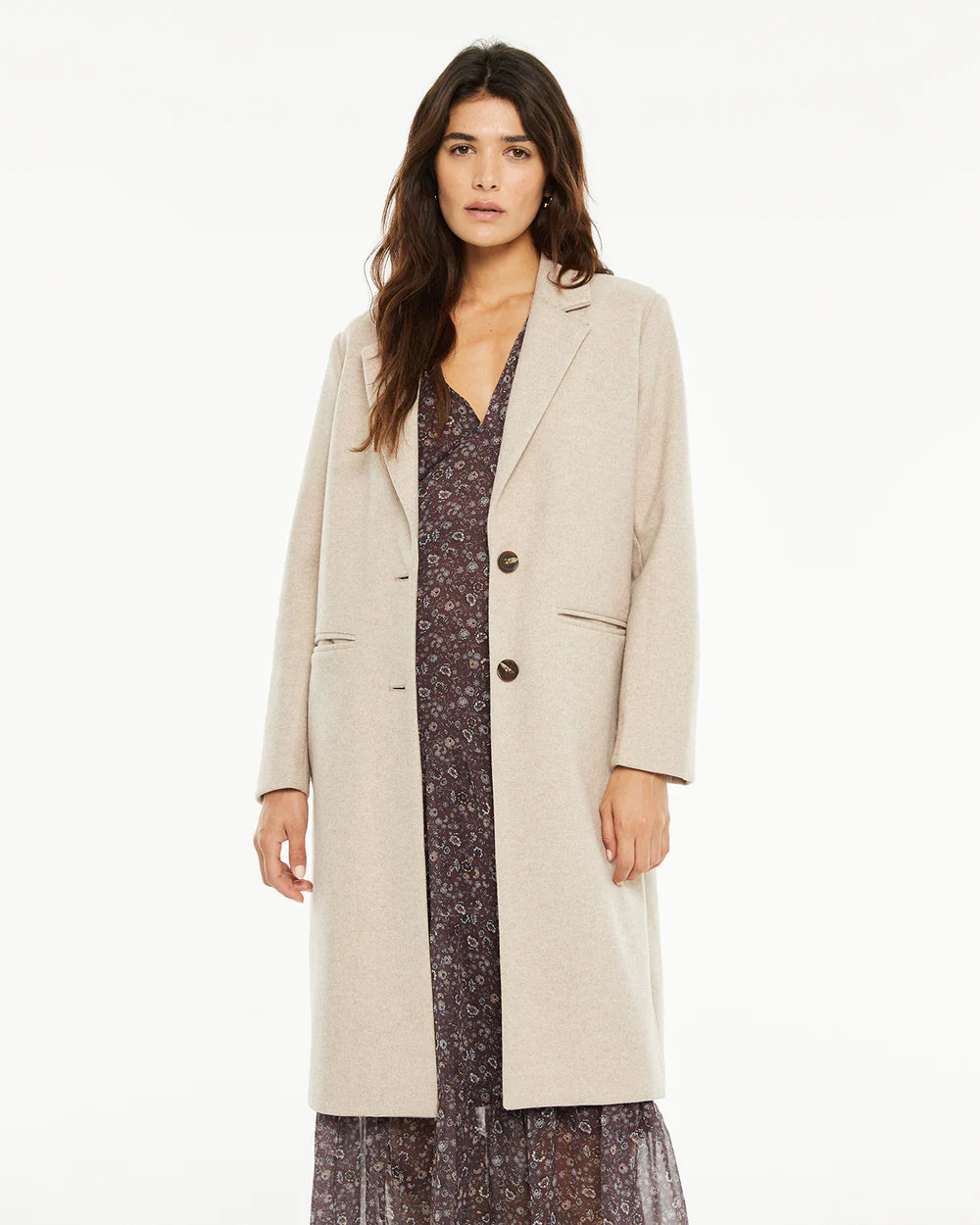 Abrigo de mujer con cierre de botones — vista tres cuartos