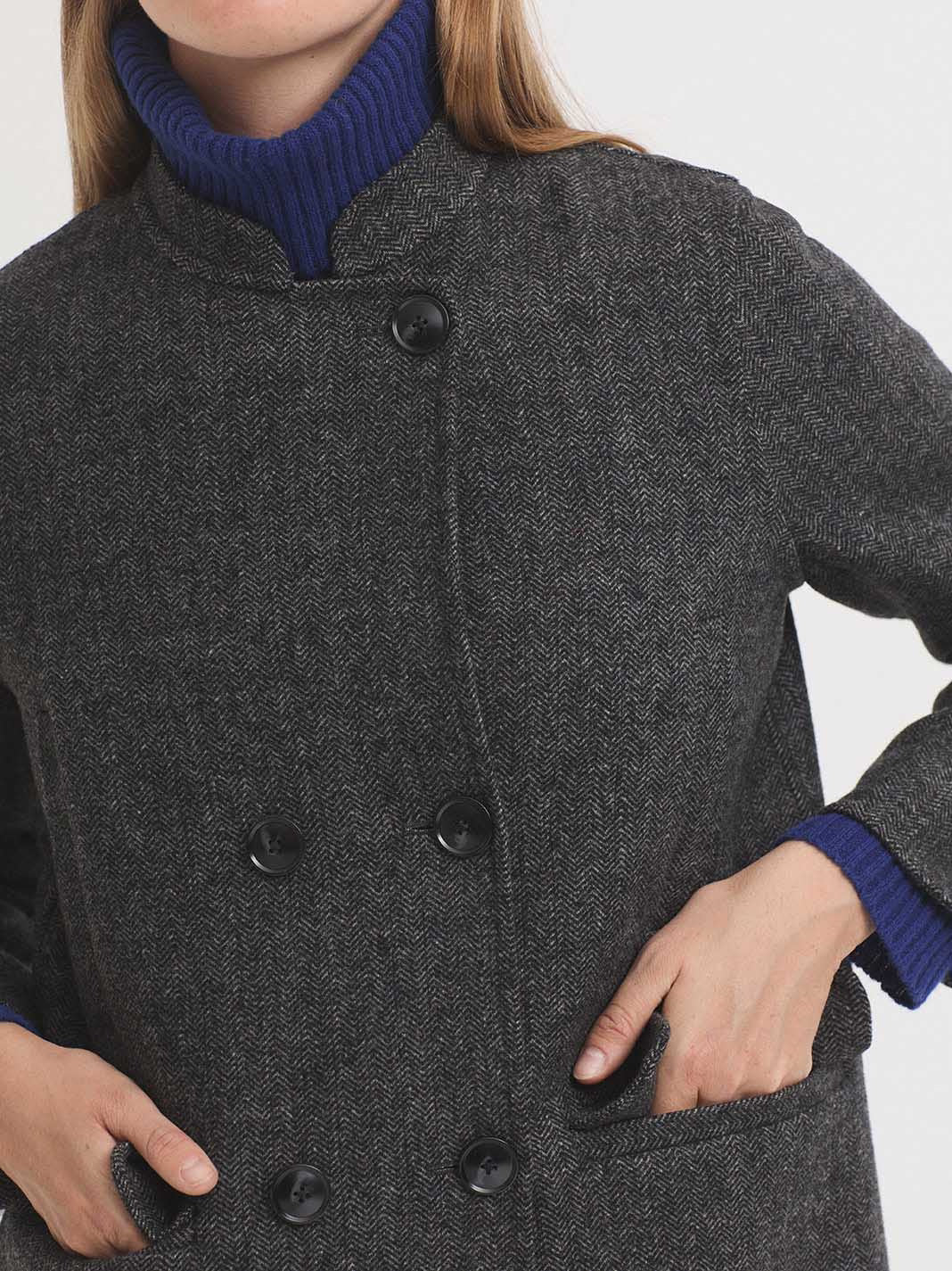 Detalle del bolsillo de vivo en el pecho del abrigo