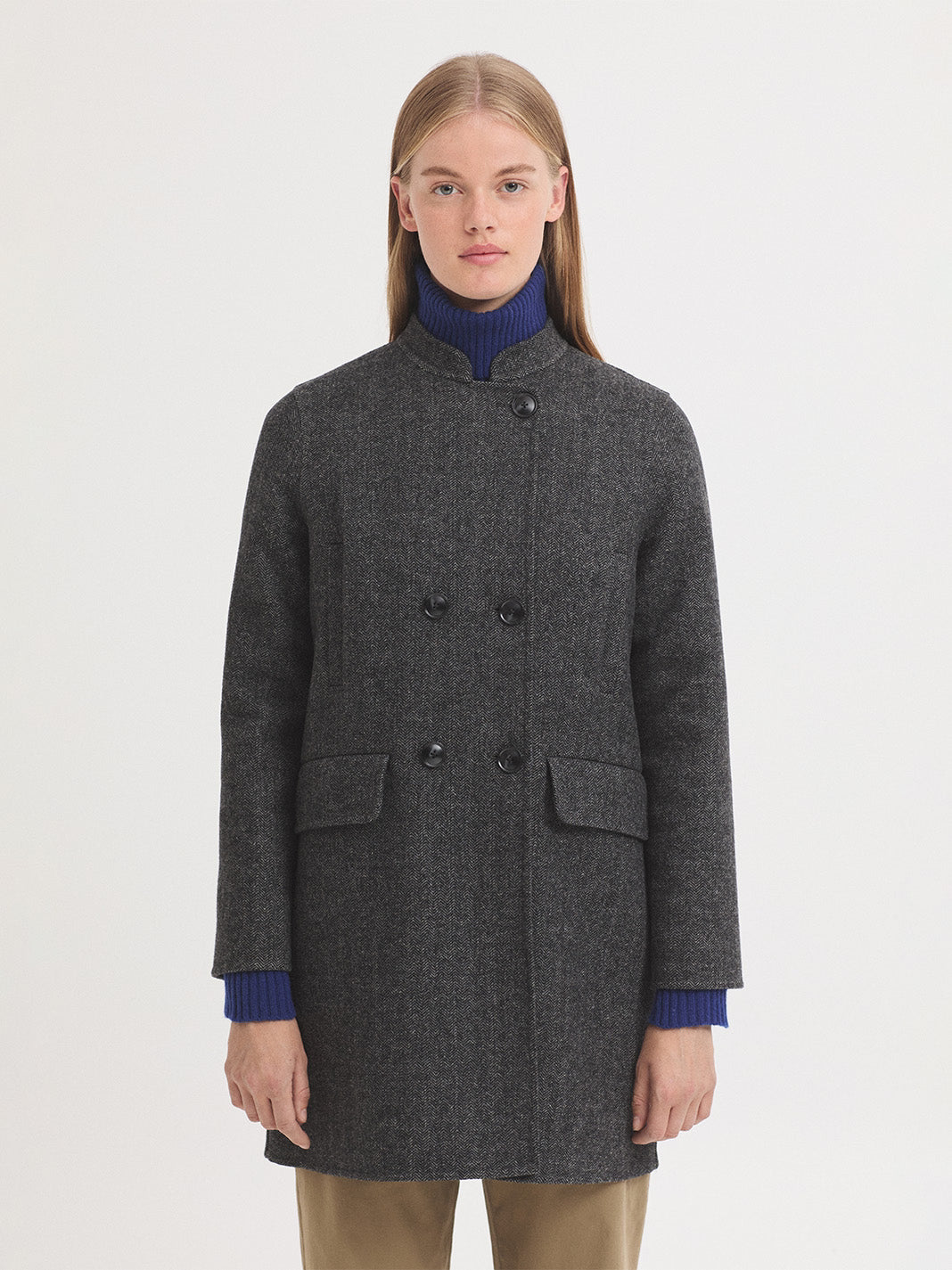 Detalle del bolsillo de vivo en el pecho del abrigo