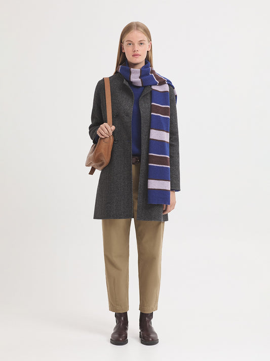 Abrigo de lana en espiga color gris con cuello mao — vista frontal en modelo