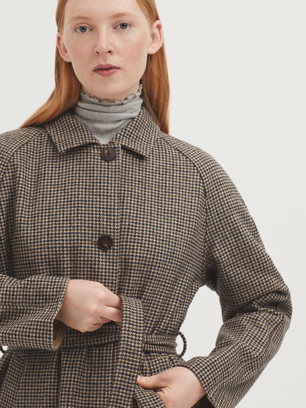 Abrigo reversible cuadros Nice Things — detalle cinturón