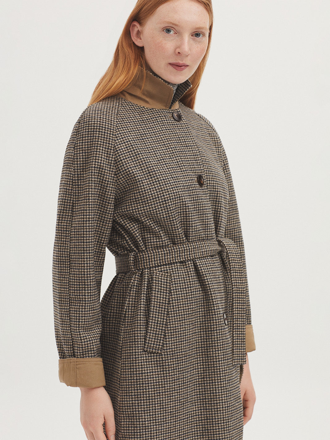 Abrigo reversible cuadros Nice Things — detalle cinturón