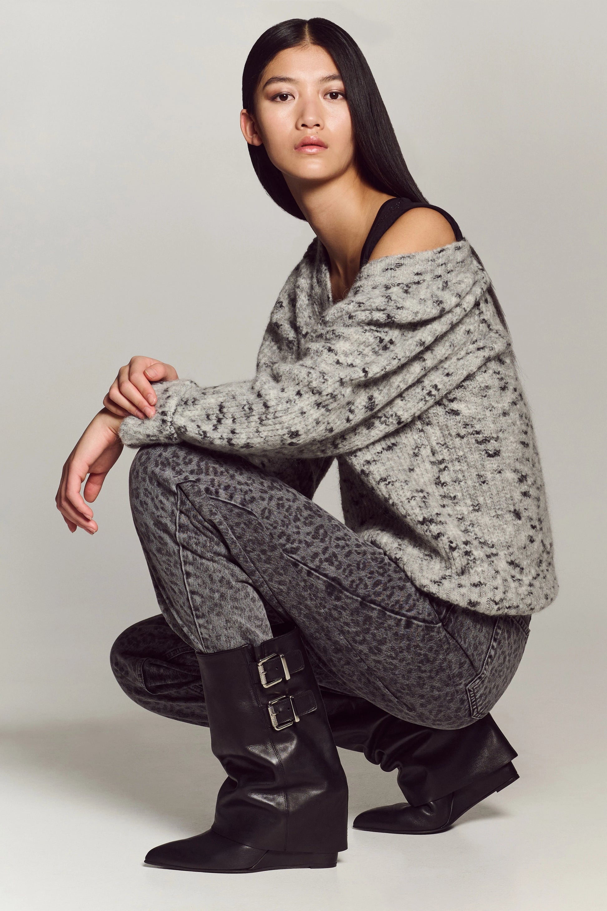 Jersey de punto gris jaspeado con escote pico — vista frontal en modelo