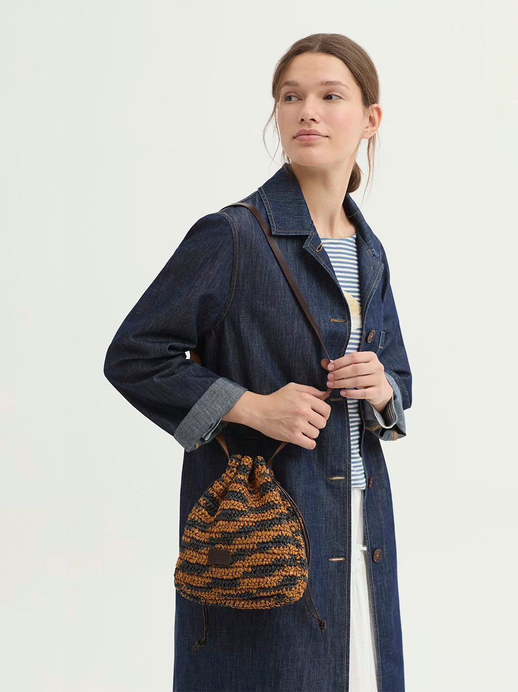 Bolso bucket de rafia marino Nice Things para looks de verano