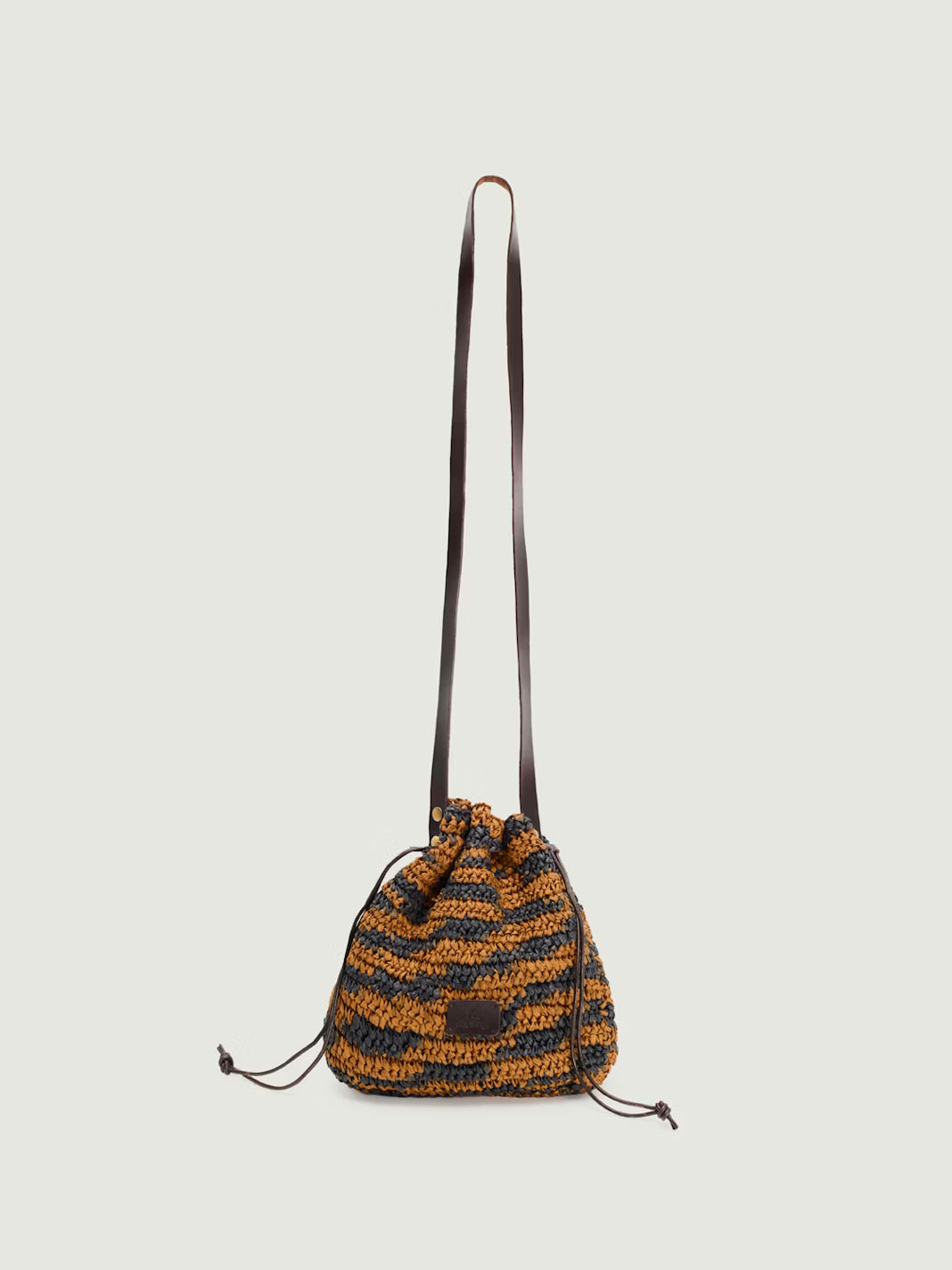 Detalle del bolso bucket Nice Things de rafia azul marino