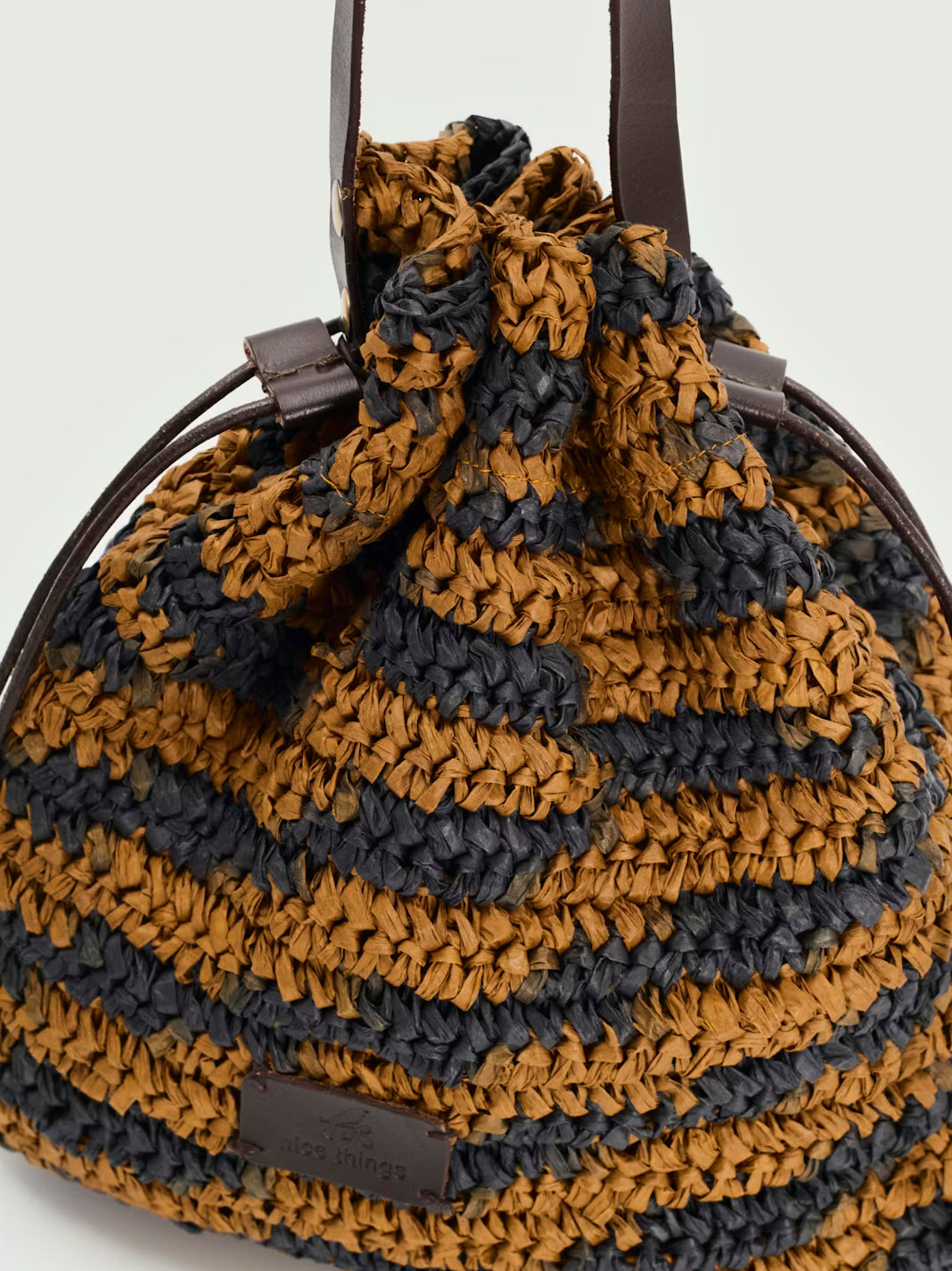 Vista del bolso bucket de rafia Nice Things en marino