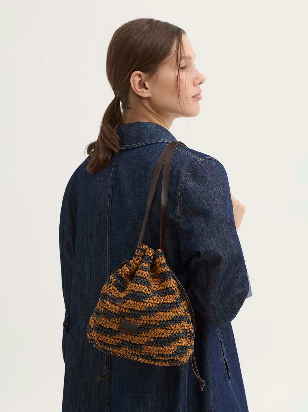 Bolso bucket de rafia