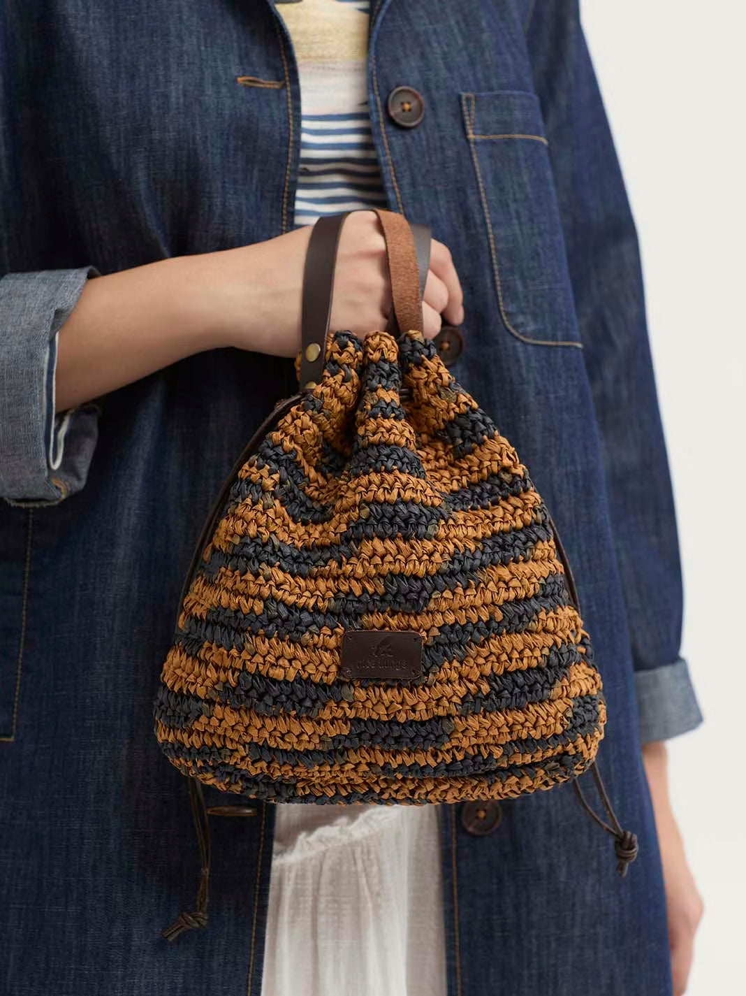 Bolso bucket de rafia Nice Things para mujer en color marino