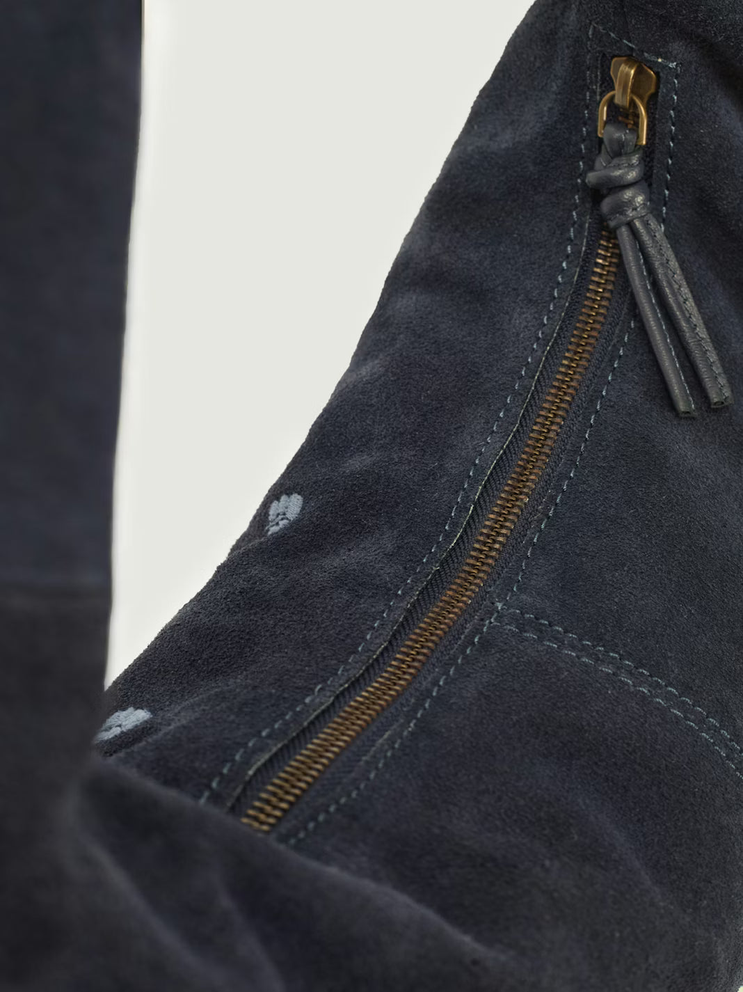 Detalle del bolso de piel Nice Things para mujer