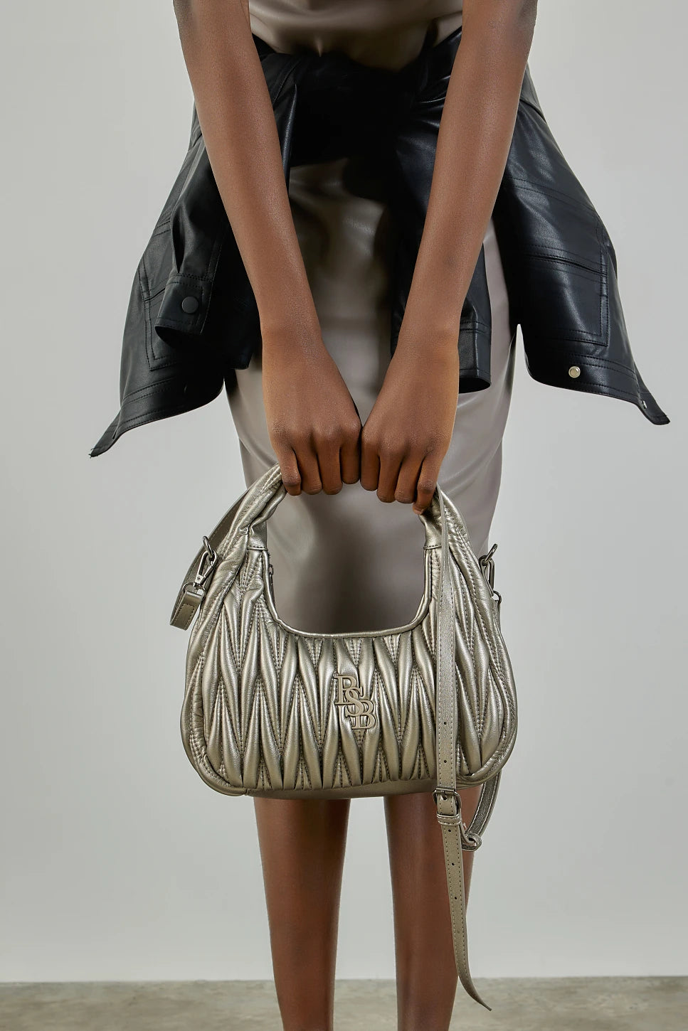 Bolso acolchado plateado con asa superior y bandolera, en modelo

(si la usas)