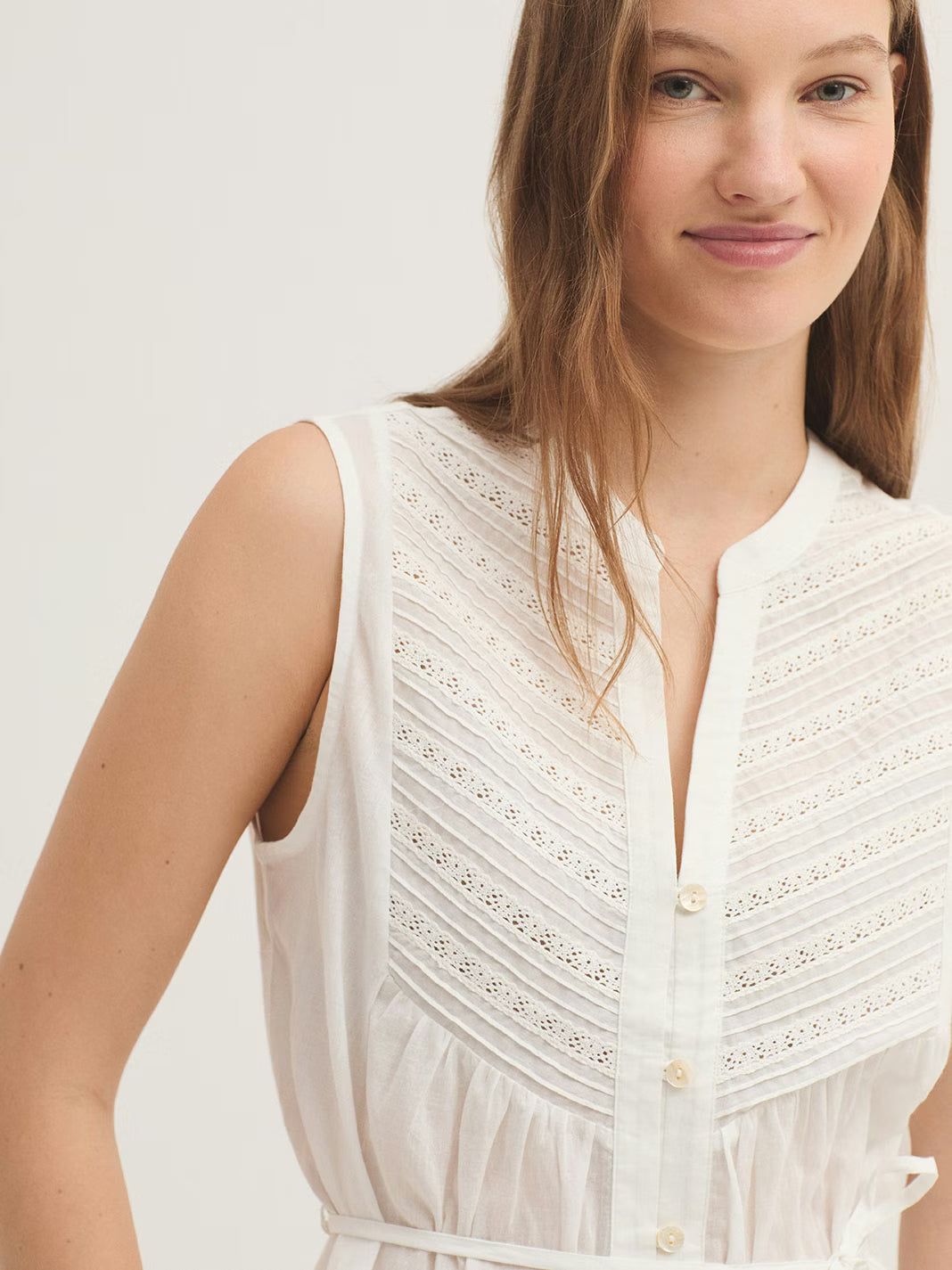 Camisa bimateria con puntilla en Blanco de Nice Things