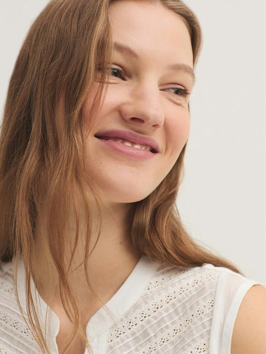 Camisa bimateria con puntilla en Blanco de Nice Things