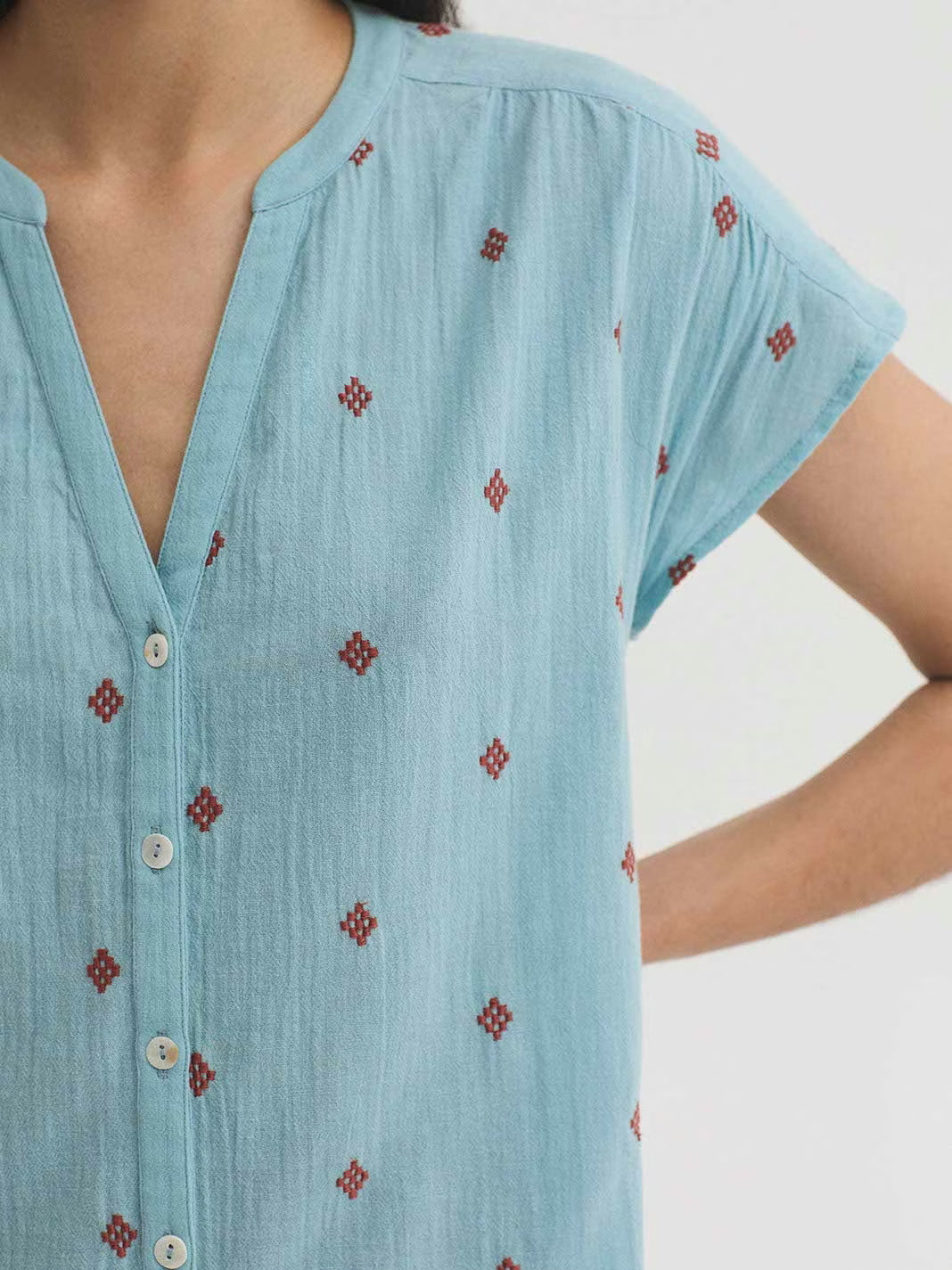 Vista de camisa Diamond Nice Things con bordado en turquesa claro