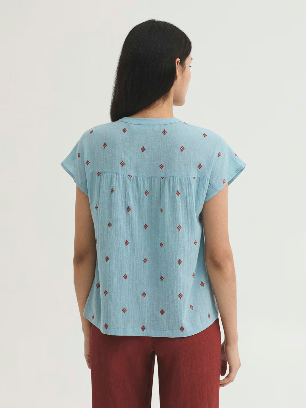Detalle de camisa bordada Nice Things Diamond para mujer