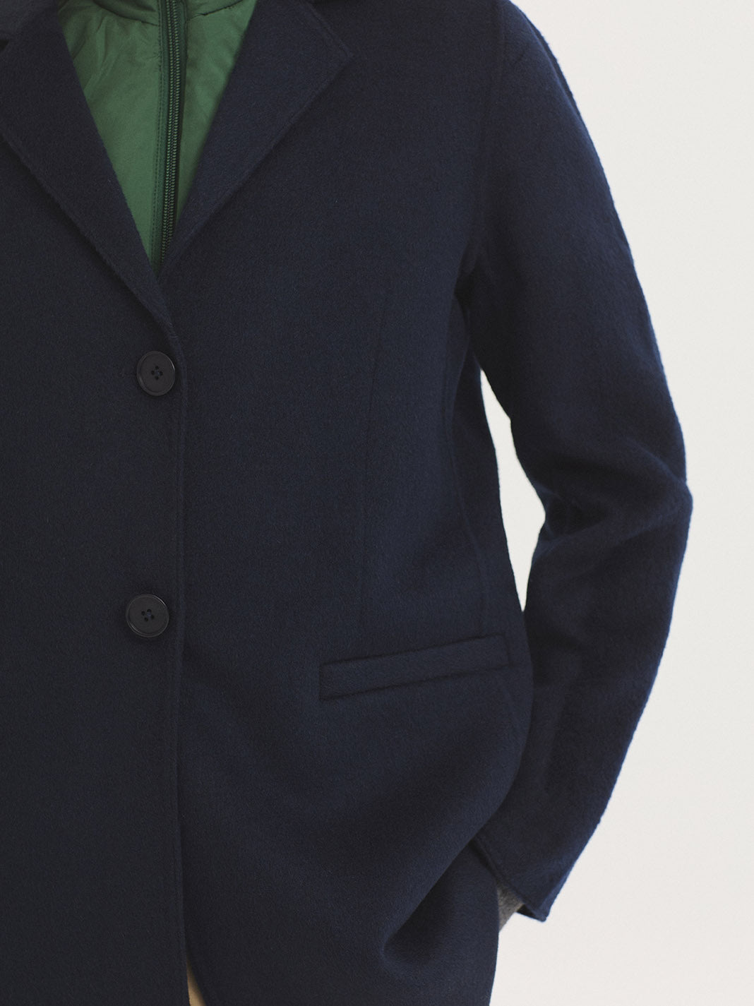 Abrigo con chaleco desmontable Nice Things — detalle del botón