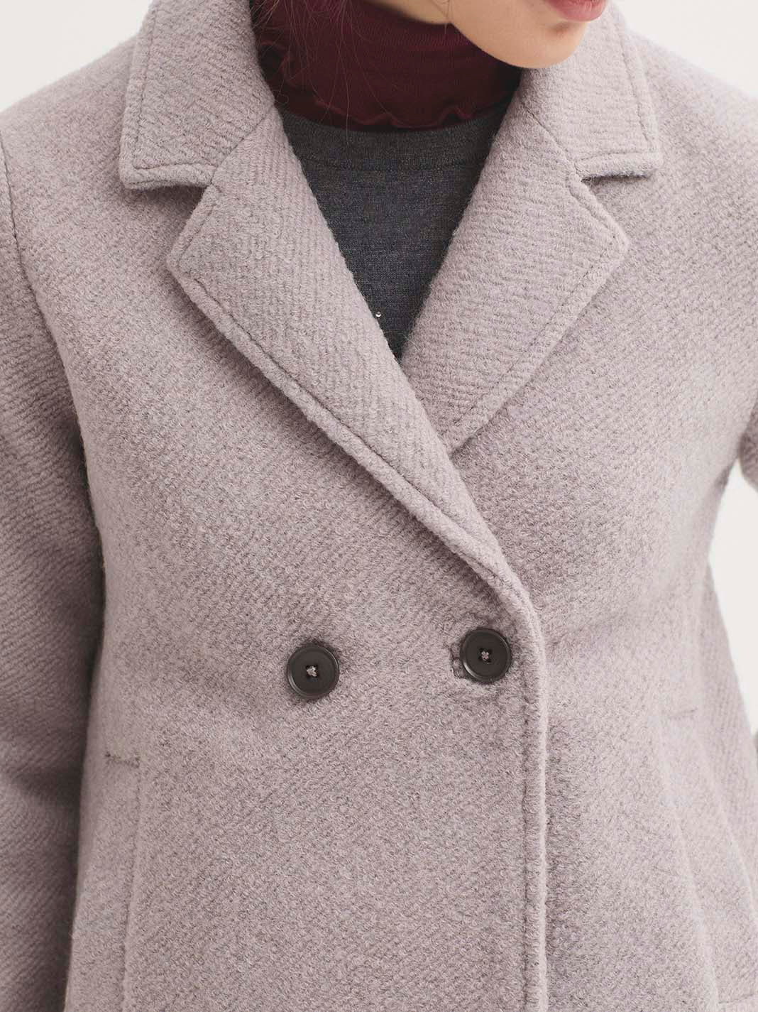 Detalle de cuello y botones del chaquetón doble cruce de lana