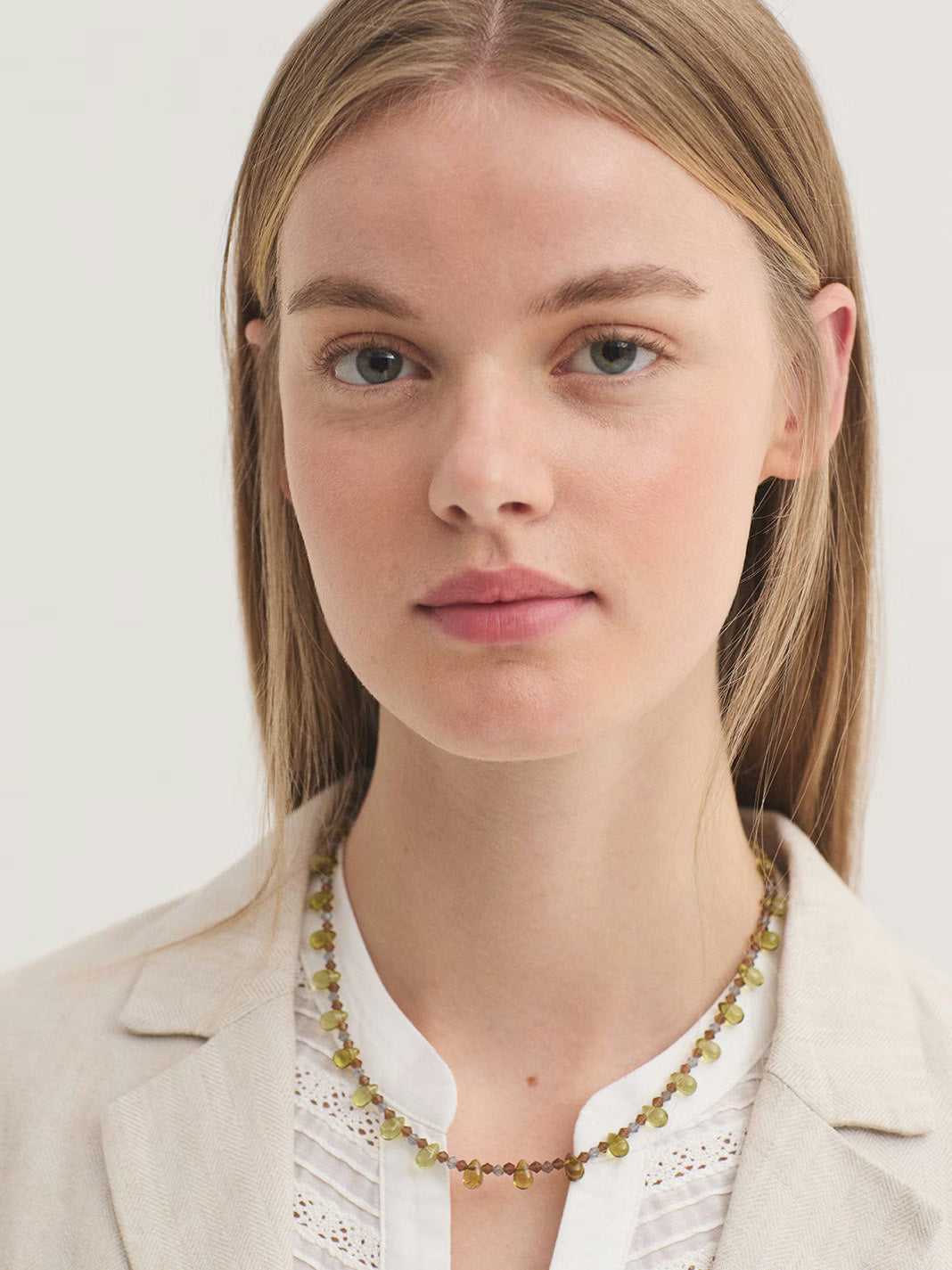 Detalle de collar de pequeñas gotas Nice Things en verde caqui