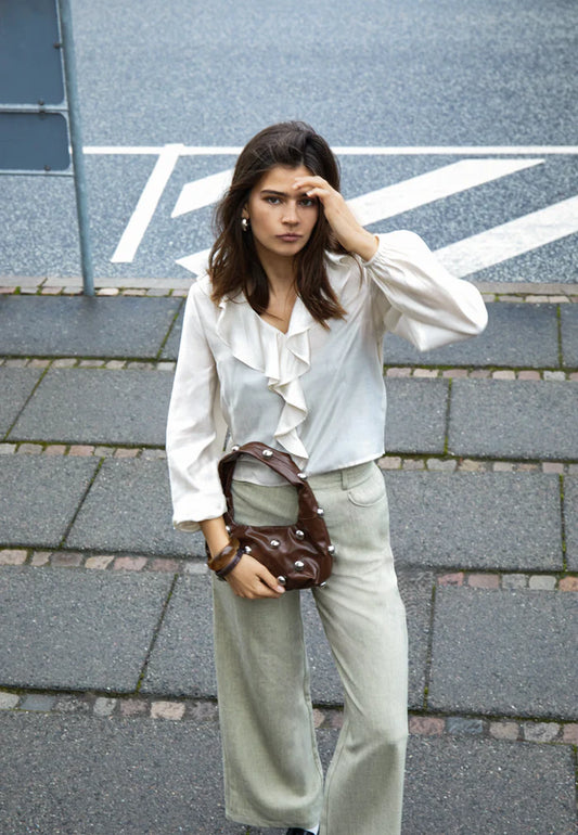 Blusa fluida con volantes y cuello en pico — DSJunia Blouse