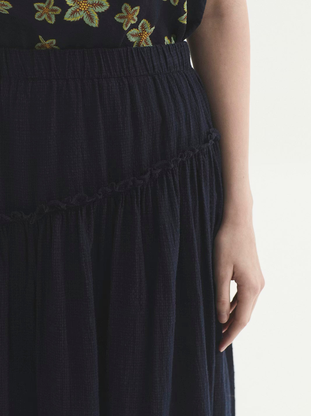Detalle de falda midi Nice Things con textura en marino