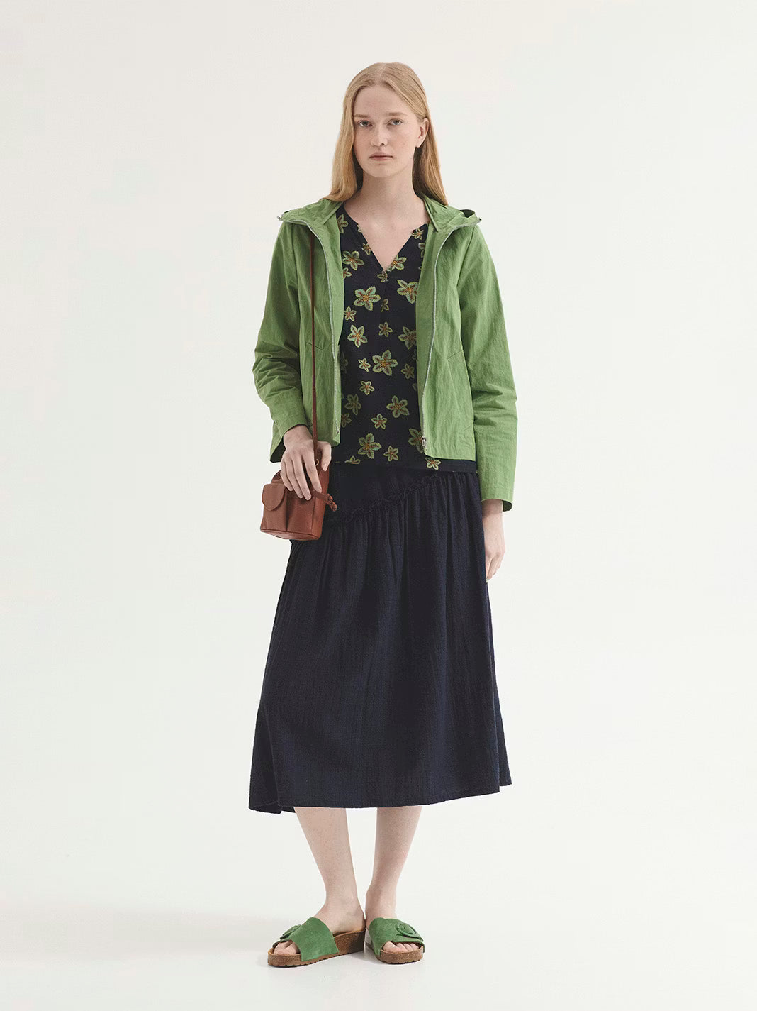Vista lateral de falda midi texturizada Nice Things
