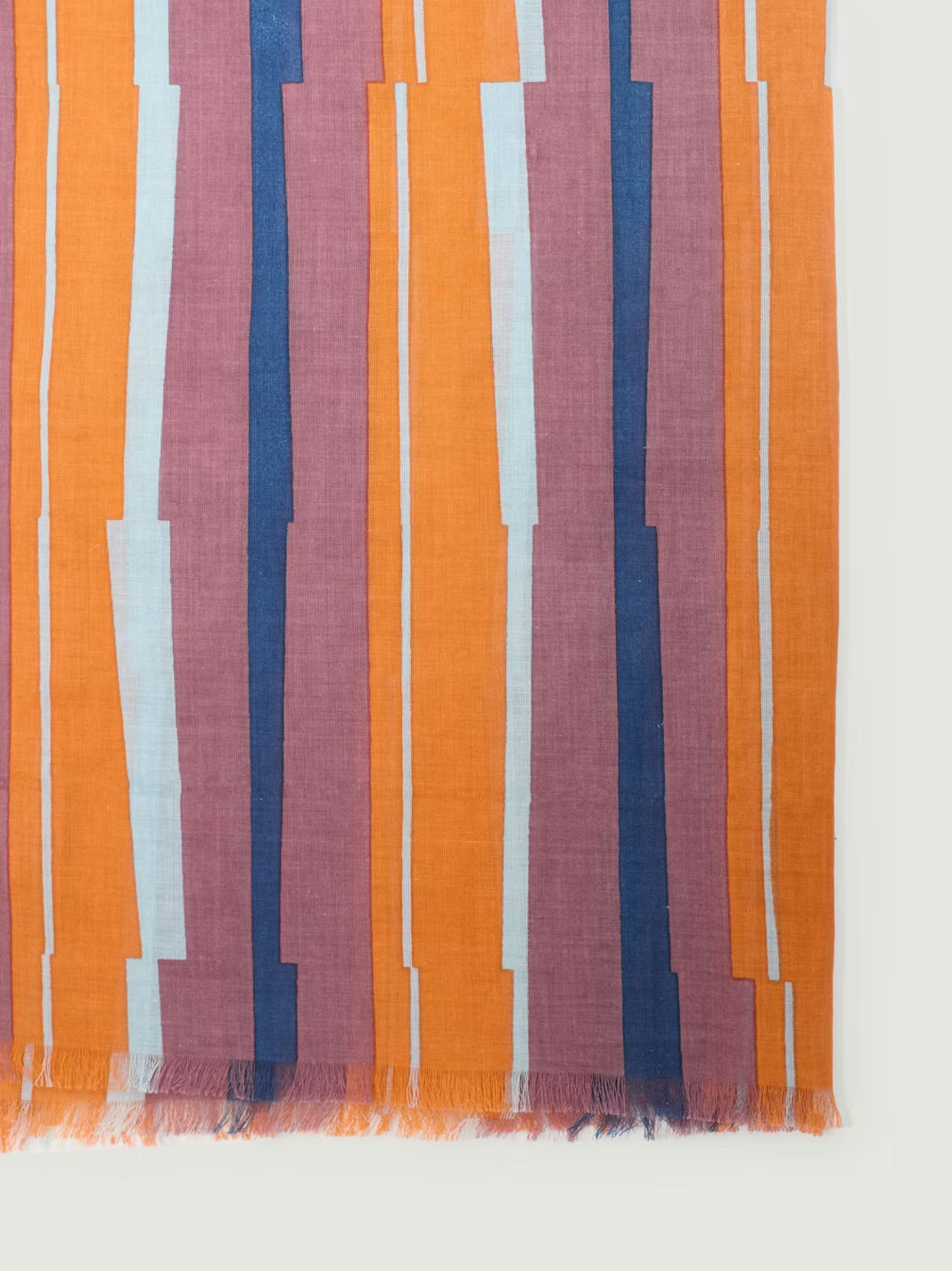 Detalle de fular Broken Stripes Nice Things con rayas rotas