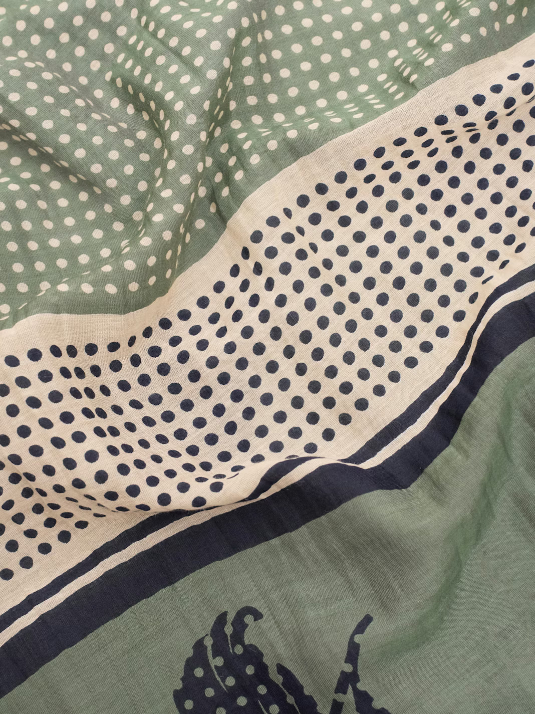 Fular Dots & Flowers verde caqui de Nice Things en color verde caqui