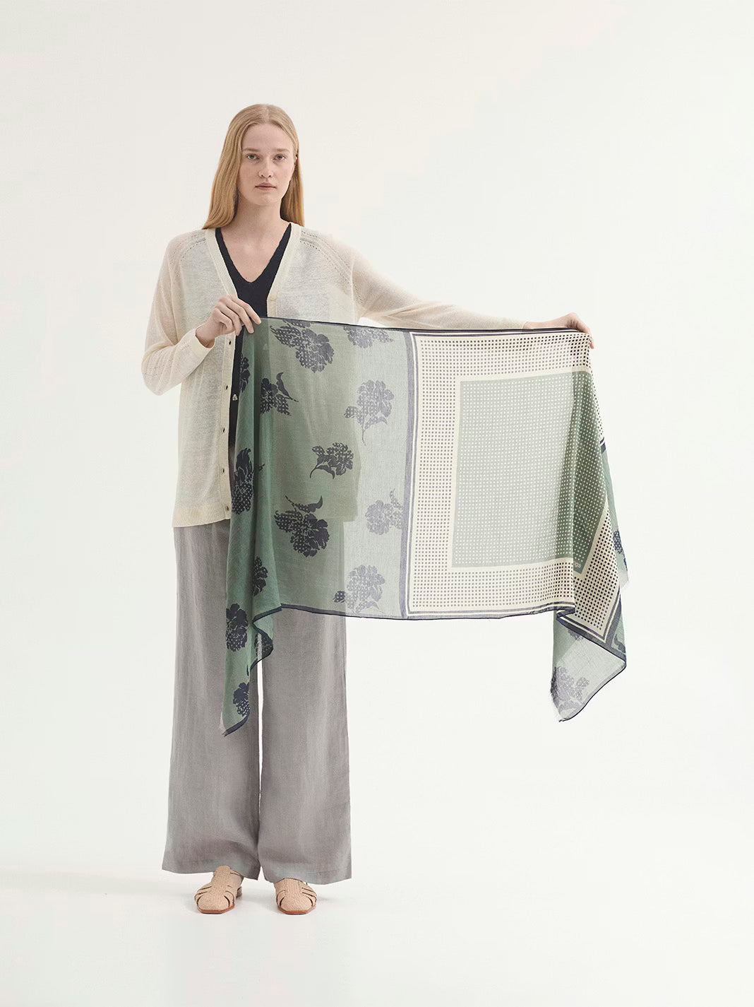 Fular Dots & Flowers verde caqui de Nice Things en color verde caqui