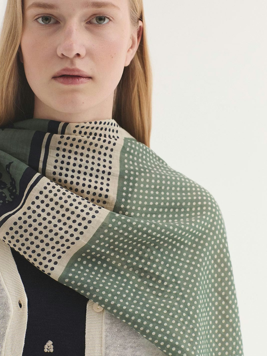 Fular Dots & Flowers verde caqui de Nice Things en color verde caqui