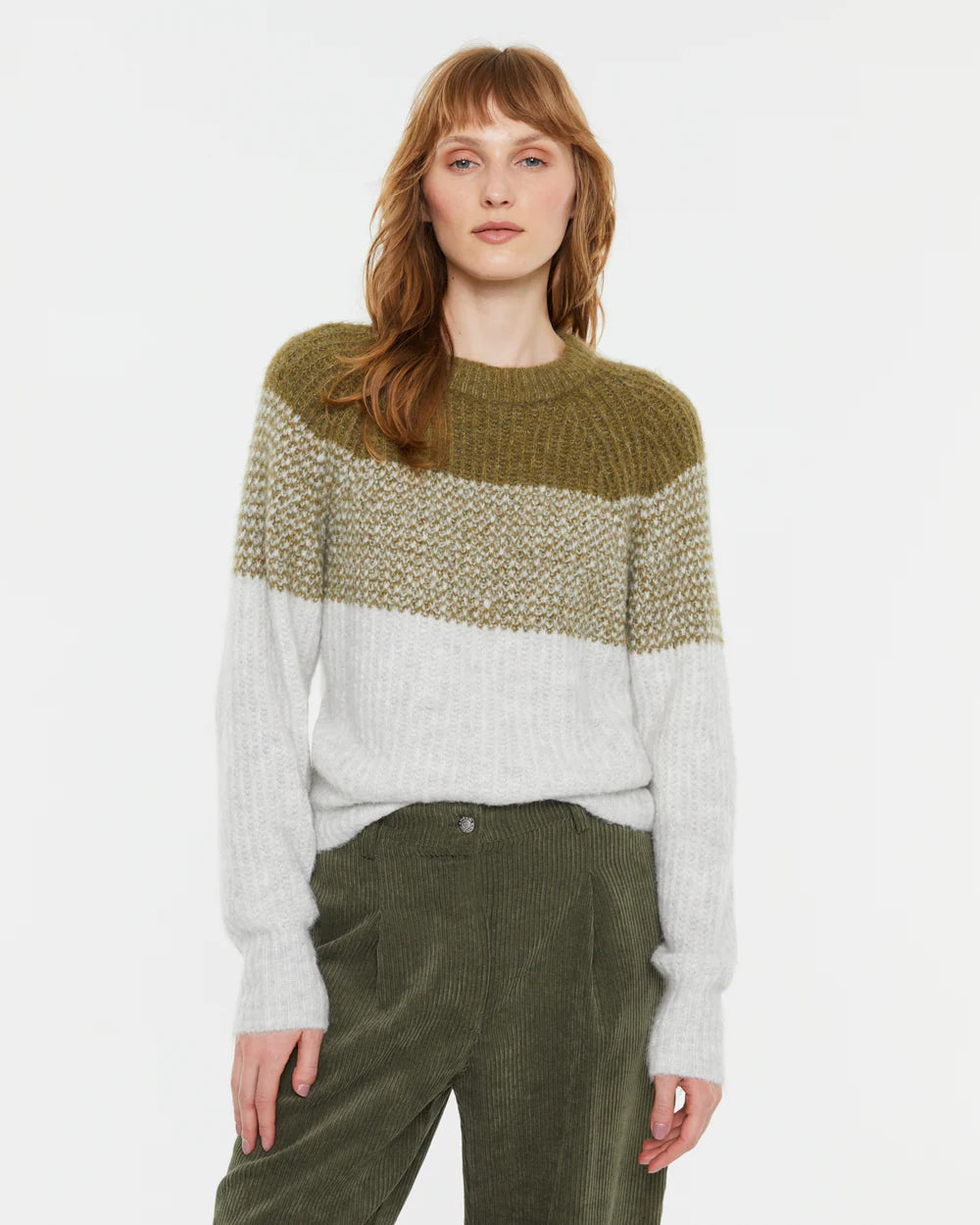 Jersey bicolor Andam combinado en look casual