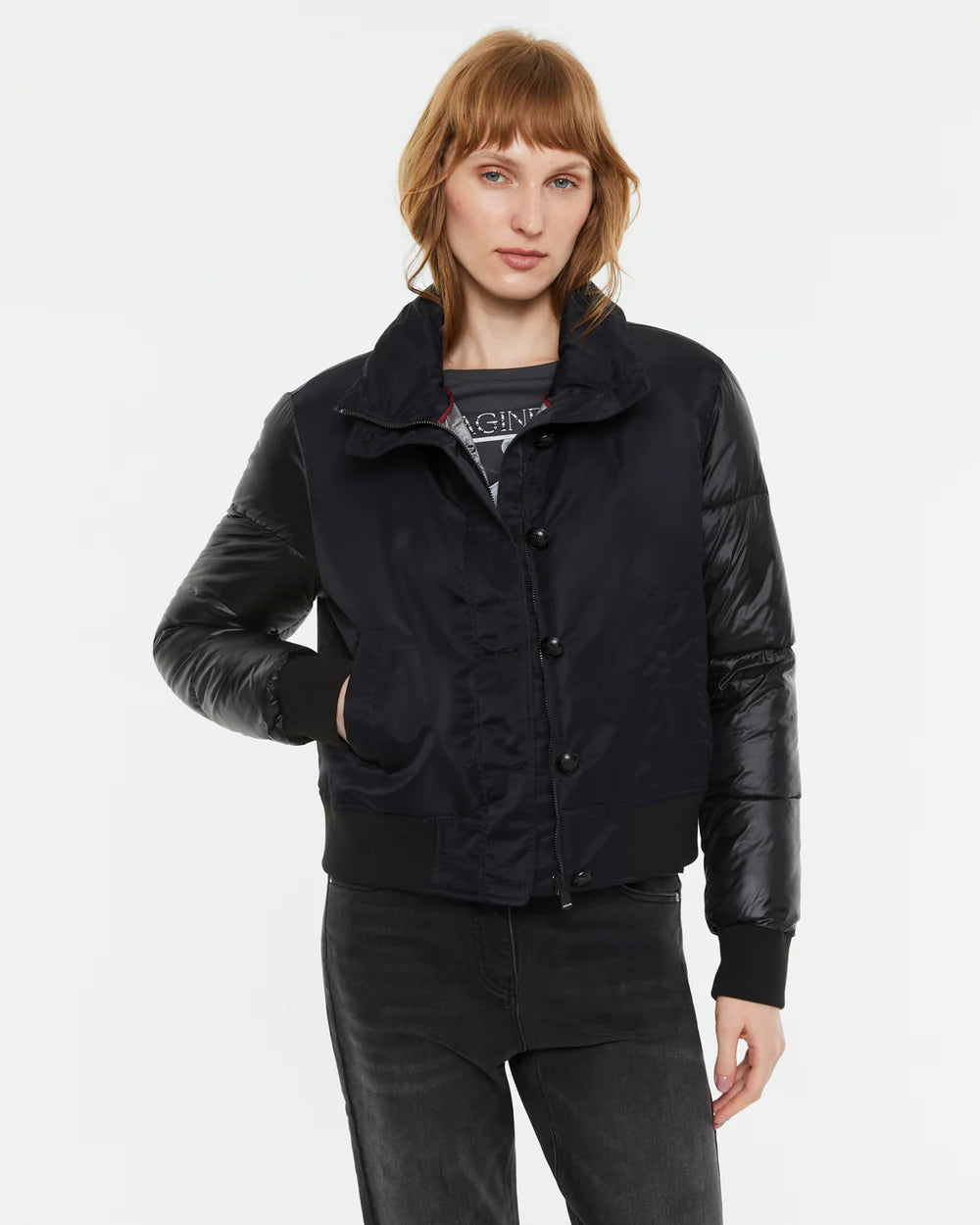 Parka acolchada corta — perfil con detalle de cuello