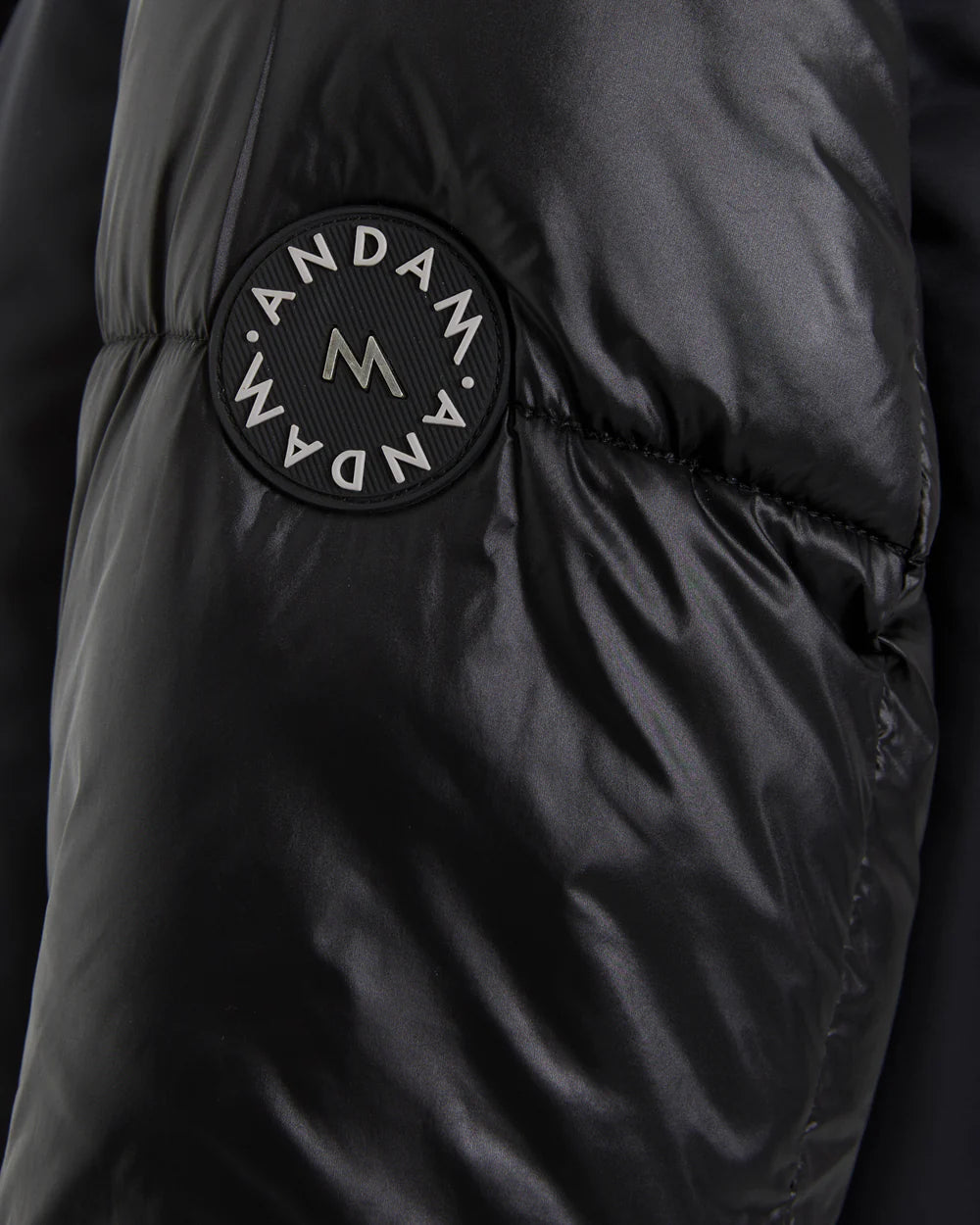 Detalle de logo bordado en la manga