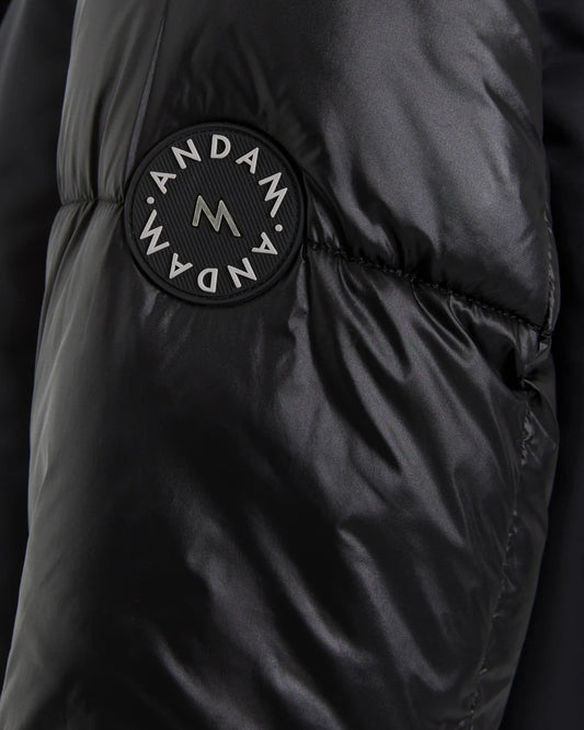 Detalle de logo bordado en la manga