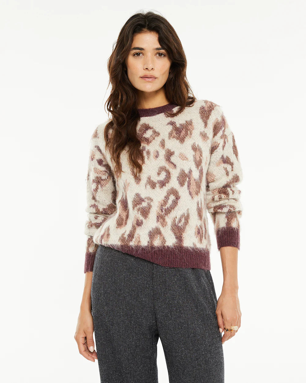 Jersey jacquard animal print de System Action — vista frontal en modelo