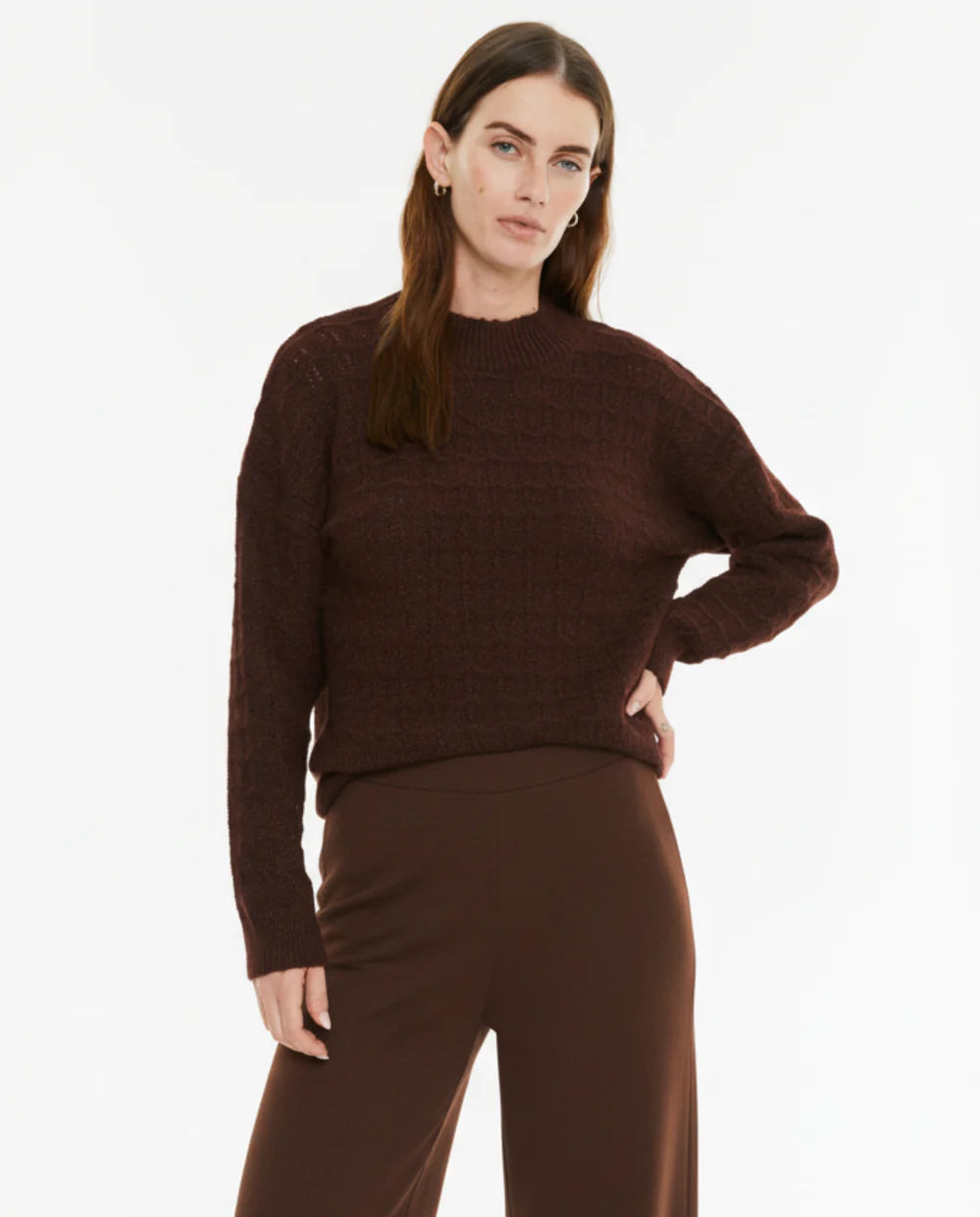 Jersey de punto con estructura y escote redondo — vista frontal en modelo