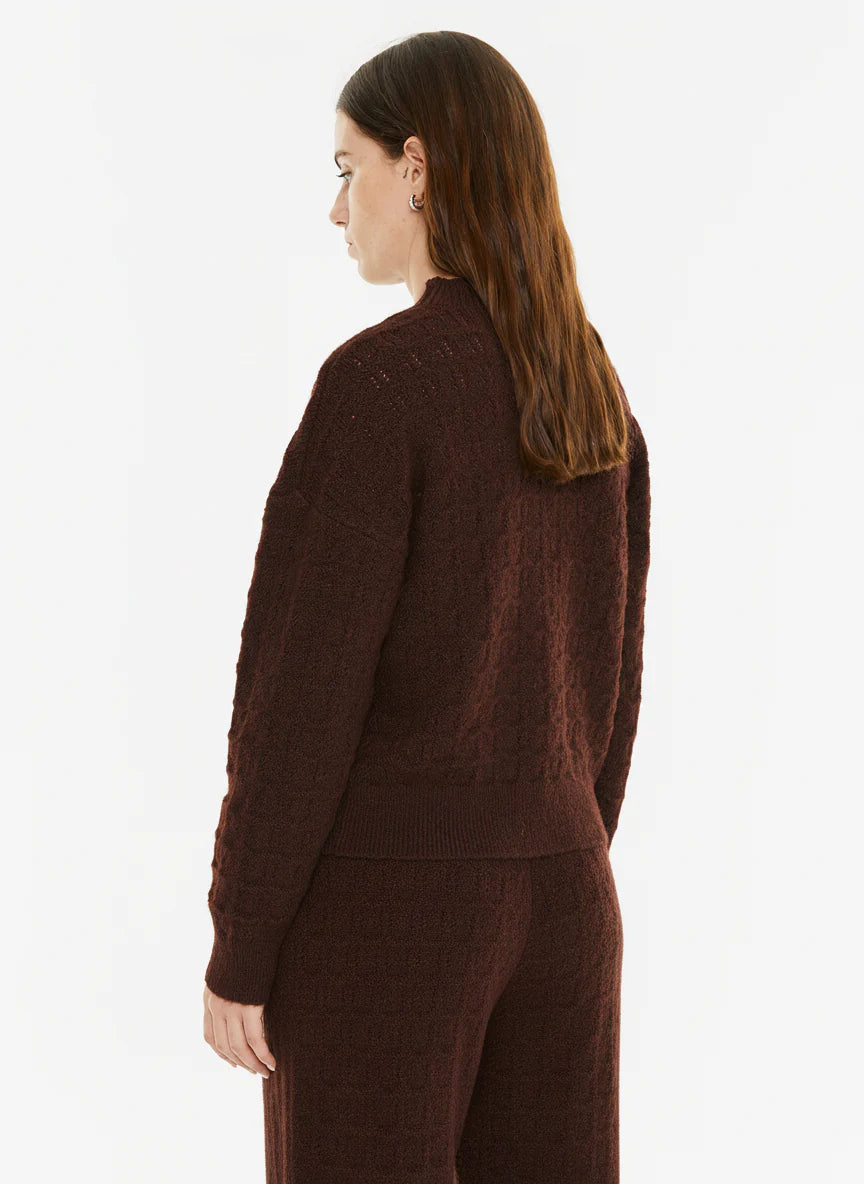 Jersey de punto con estructura y escote redondo — vista trasera en modelo