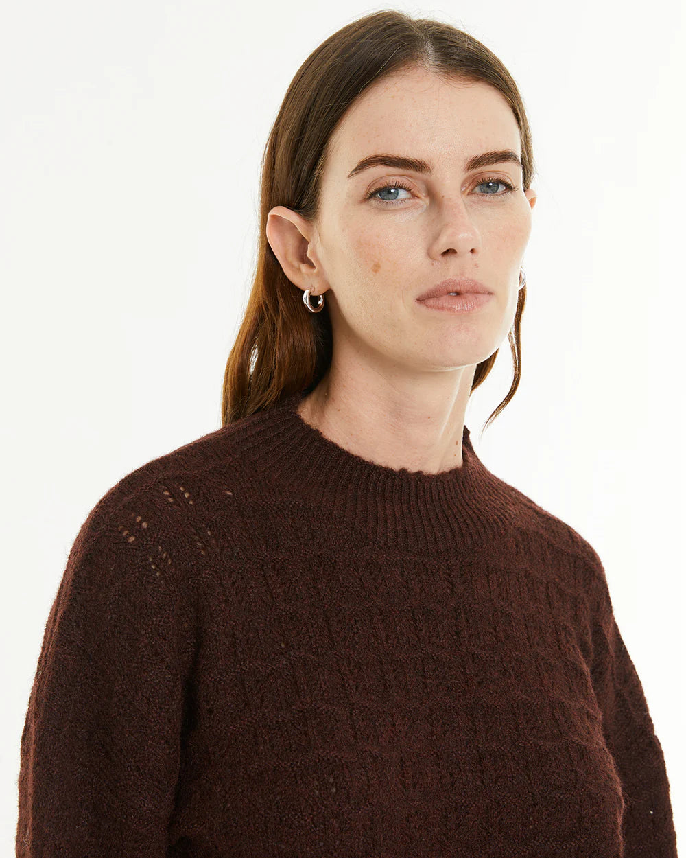 Jersey de punto con estructura y escote redondo — vista frontal en modelo