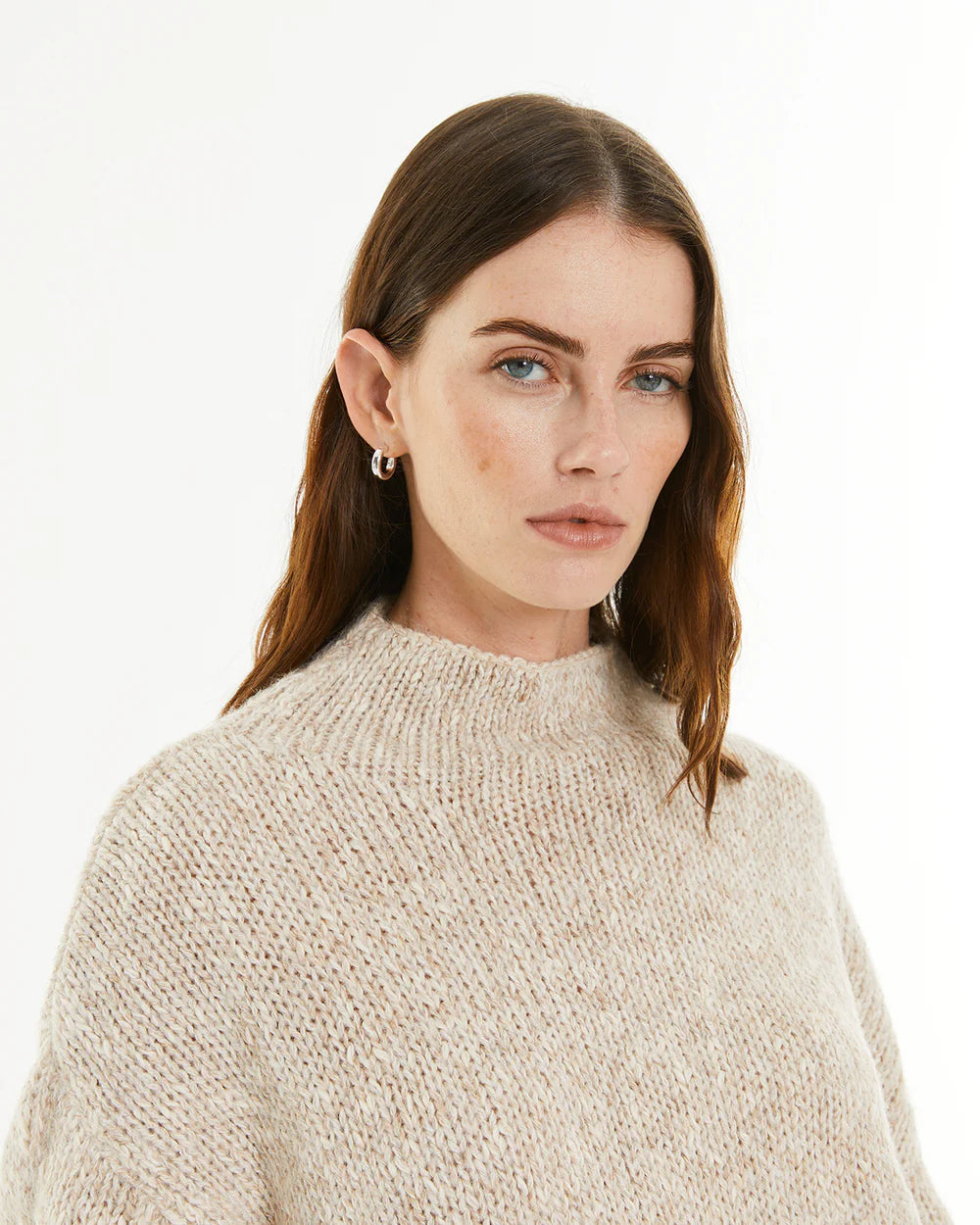 Jersey de punto con cuello Perkins — vista frontal en modelo