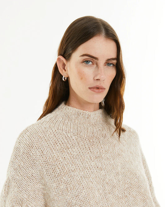 Jersey de punto con cuello Perkins — vista frontal en modelo