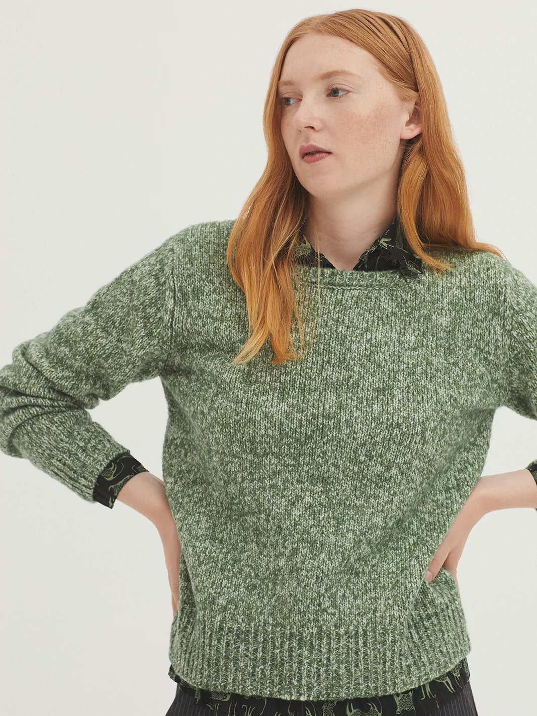 Detalle de textura jaspeada y canalé del jersey de hilo torzal.