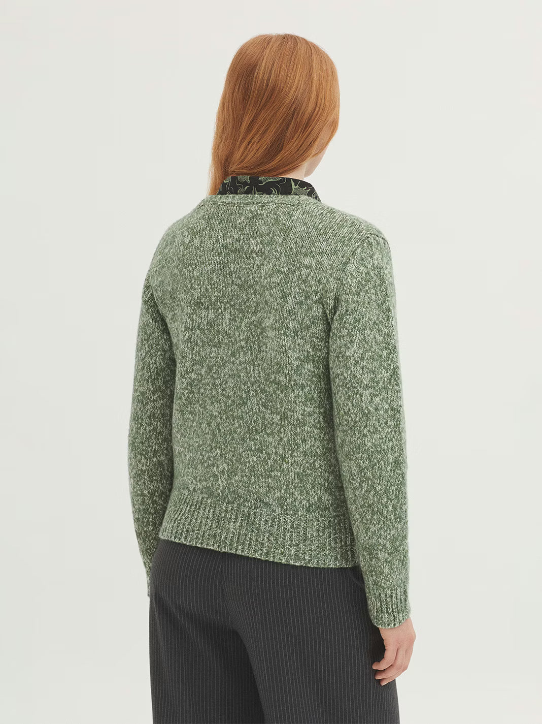 Detalle del tejido jaspeado del jersey visto desde la espalda.