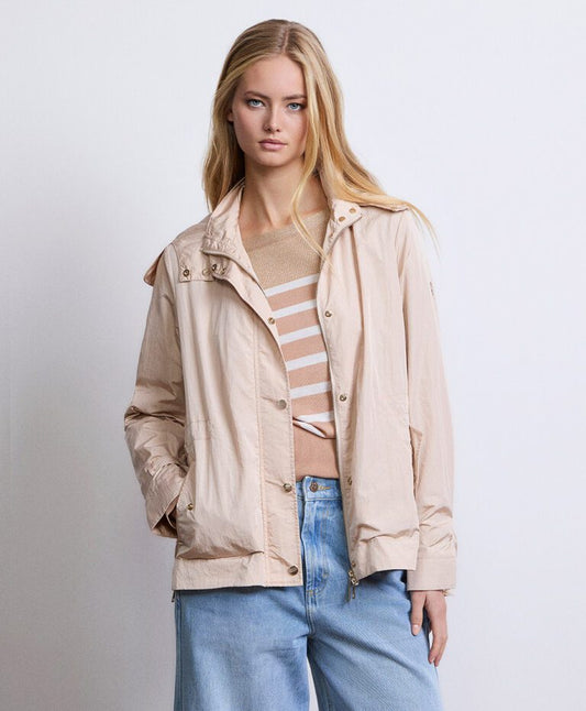 Vista de chaqueta satinada ligera Mark Up con capucha