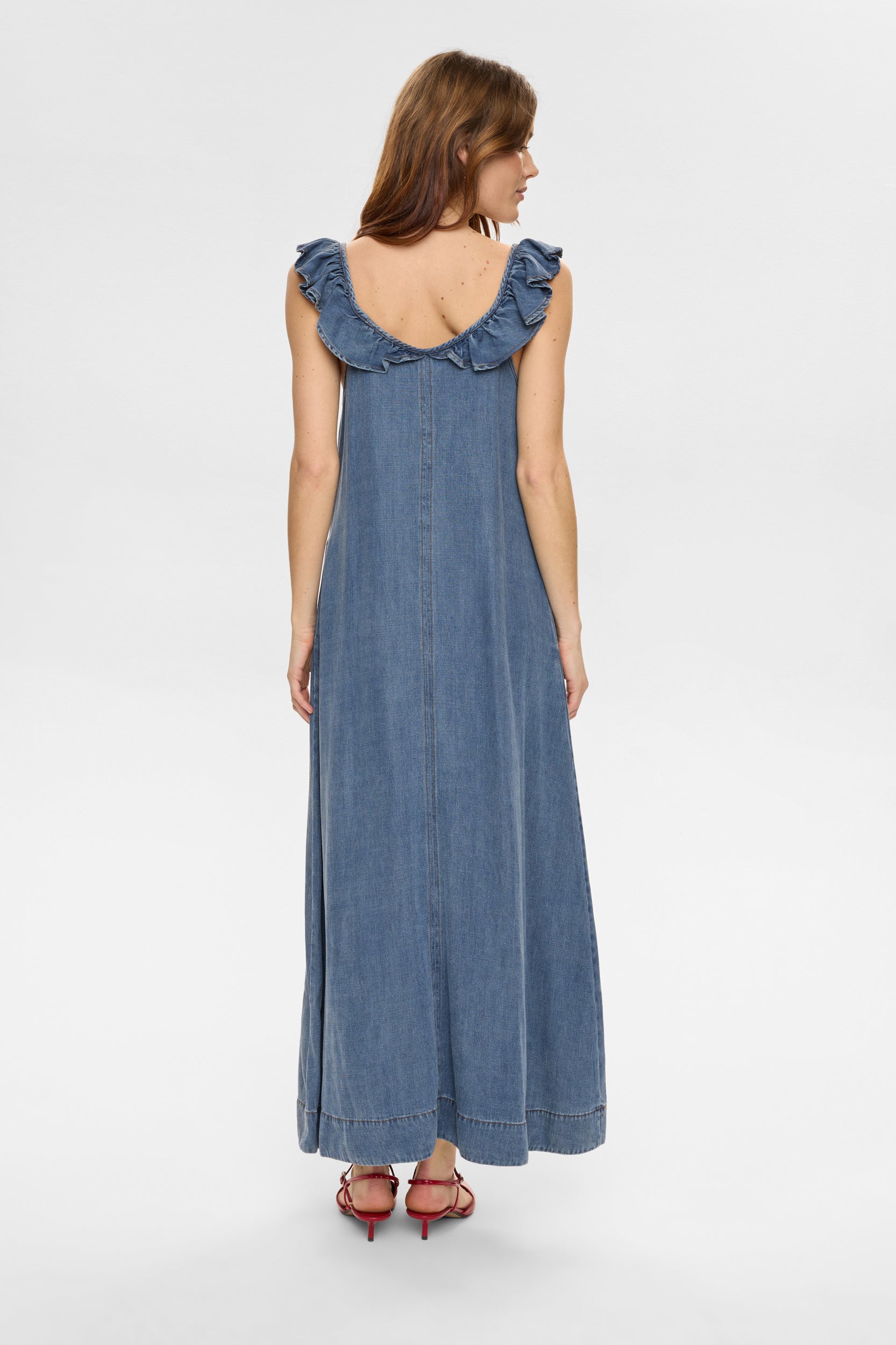 Vista lateral de vestido Nümph Nuelida denim lavado