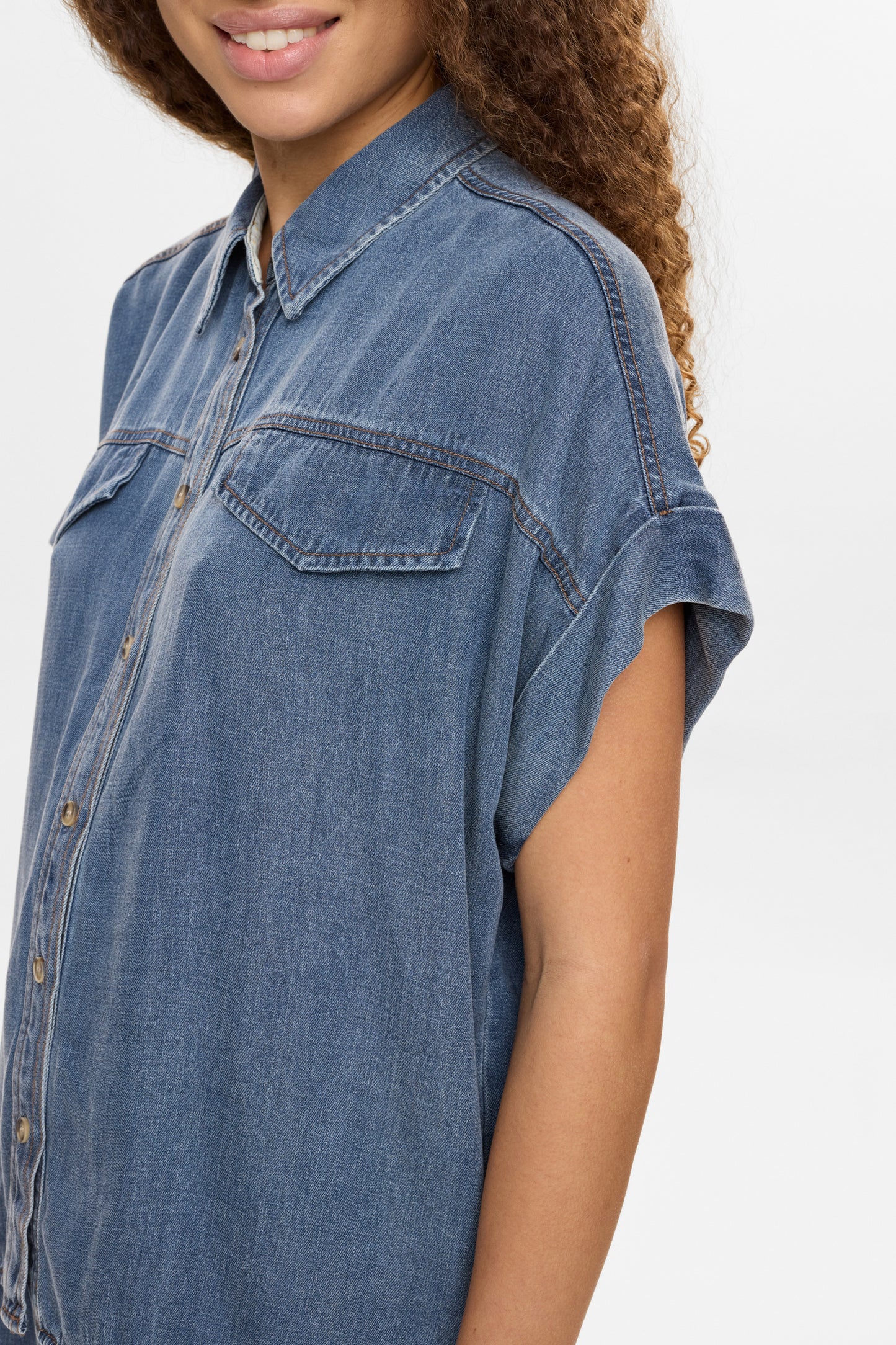 Vista de camisa Nümph Nuelida sin mangas en denim azul lavado