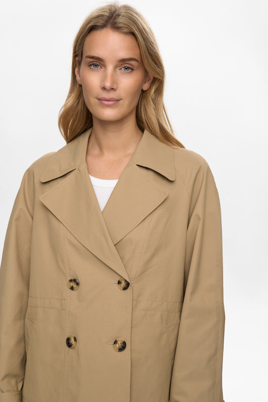 Gabardina corta tipo trench beige con doble botonadura — Nümph