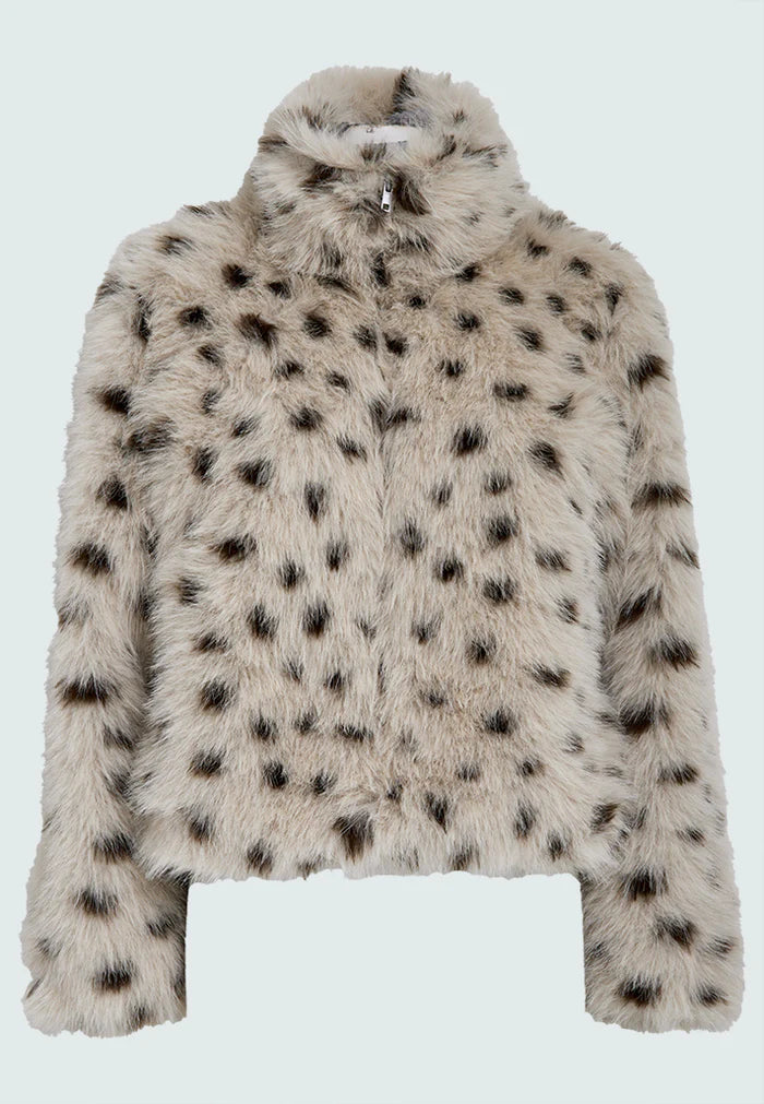 Chaqueta de pelo sintético moteado — detalle del cuello