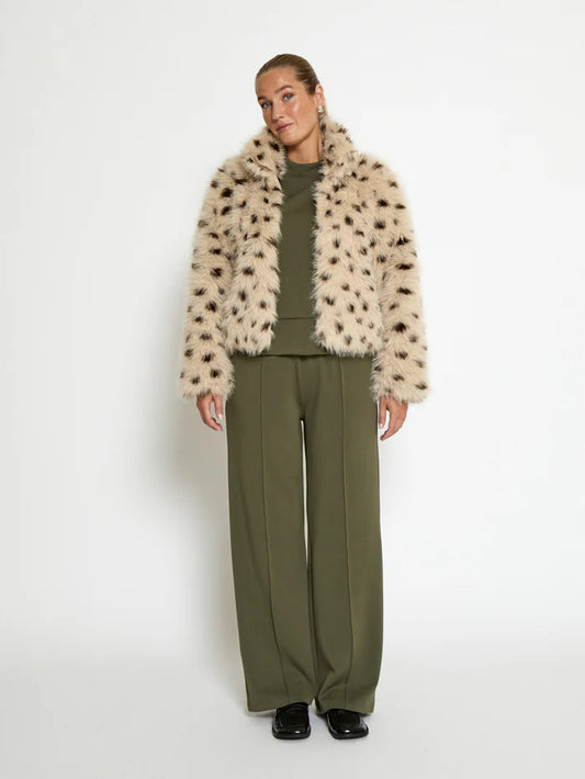 Chaqueta corta de pelo sintético moteado